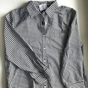 LandsEnd, black & white tunic button down shirt, 3/4 sleeves. Size 4.